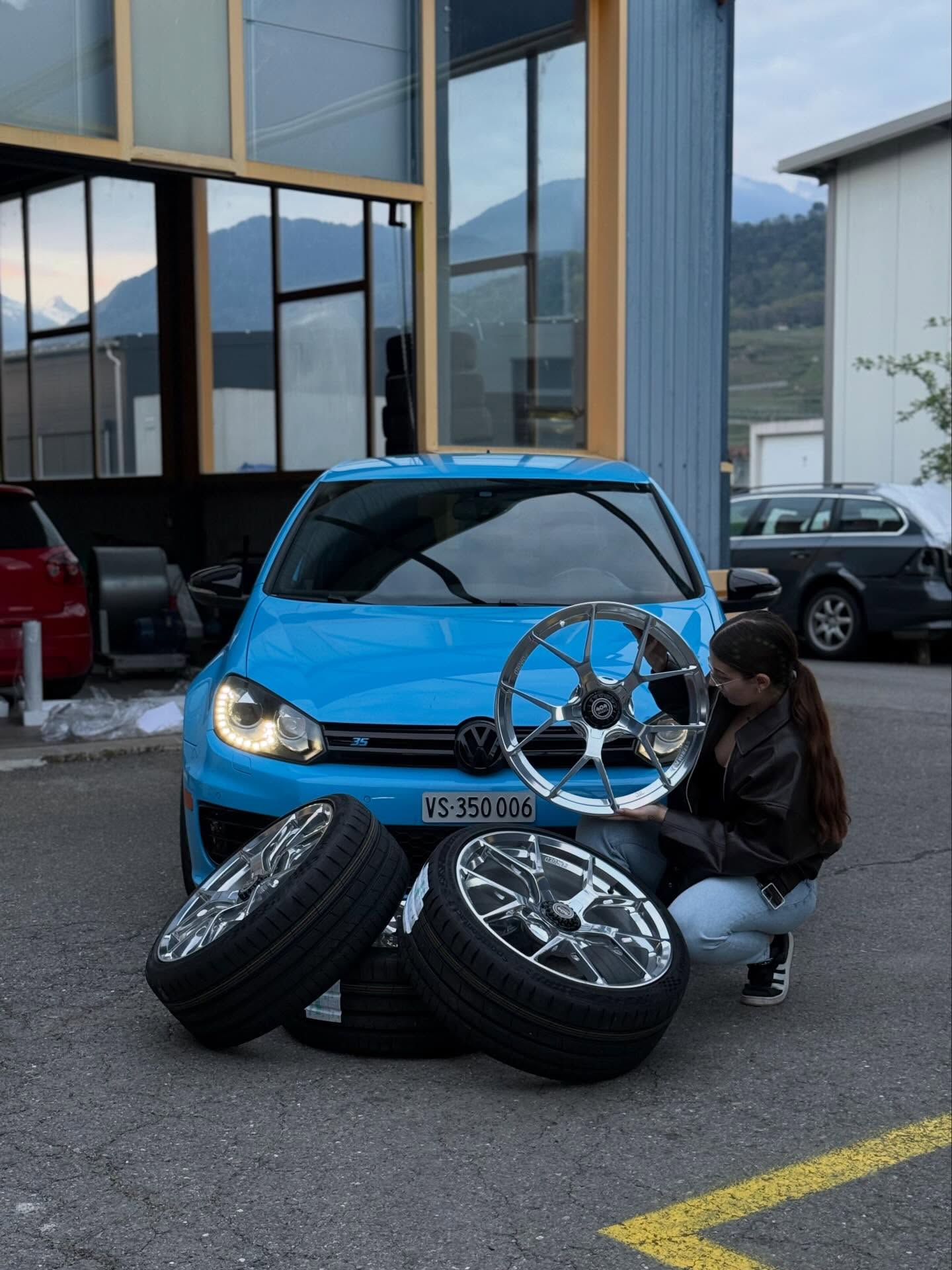 Cliente 404 Wheels recevant ses jantes — Golf R, Valais